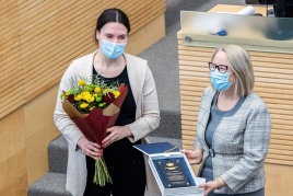 Radvilė Morkūnaitė-Mikulėnienė įteikė Seimo apdovanojimą Janinai Mateikienei. O. Posaškovos nuotrauka